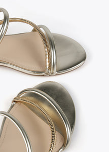 Sandalo piatto metallico, oro - Lola Casademunt