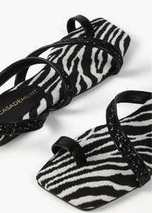 Sandalo con stampa animal print e cinturini brillanti - Lola Casademunt